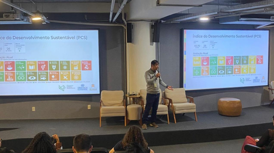 Fábio Tatsubô apresenta como Santos utiliza dados reais para aprimorar políticas públicas em prol da sustentabilidade marinha - Imagem: Prefeitura de Santos