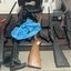 A operação da polícia em Itariri resultou na apreensão de armas de fogo, incluindo submetralhadoras e espingardas, em um condomínio abandonado - Foto: Reprodução