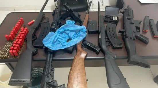 A operação da polícia em Itariri resultou na apreensão de armas de fogo, incluindo submetralhadoras e espingardas, em um condomínio abandonado - Foto: Reprodução