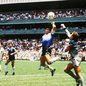 Maradona sendo consagrado como "Mão de Deus", na partida contra a Inglaterra - Foto: Reprodução/ Getty Images