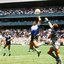 Maradona sendo consagrado como "Mão de Deus", na partida contra a Inglaterra - Foto: Reprodução/ Getty Images