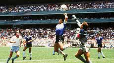 Maradona sendo consagrado como "Mão de Deus", na partida contra a Inglaterra - Foto: Reprodução/ Getty Images