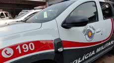 O homem foi detido com drogas e dinheiro, confessando seu envolvimento com o tráfico na região - Foto: Reprodução