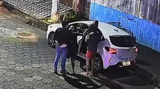 O crime, que durou menos de um minuto, foi registrado por câmeras de segurança e resultou na recuperação do veículo - Foto: Reprodução / Marcelo Ricky
