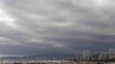 Nuvens carregadas encobrem o céu na praia de Santos - Foto: Esther Zancan