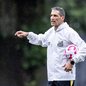 Técnico Vojvoda deve manter a estrutura do time e escalar Arão no lugar de Schmidt, suspenso para o jogo - Foto: Raul Baretta/ Santos FC