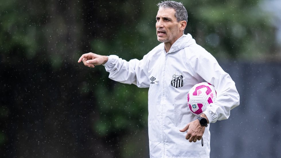 Técnico Vojvoda deve manter a estrutura do time e escalar Arão no lugar de Schmidt, suspenso para o jogo - Foto: Raul Baretta/ Santos FC
