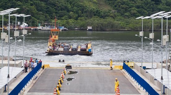 A travessia de balsas entre Guarujá e Bertioga foi interrompida, com recomendações de segurança para frequentadores das praias - Imagem: Reprodução/ ALESP