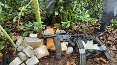 Arsenal composto por um Colt M4 calibre 5,56, carregadores e 80 munições foi encaminhado à Delegacia Sede de Guarujá - Imagem: Divulgação