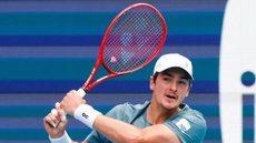 Após derrotas para Alcaraz e Sinner, João Fonseca reflete sobre seu desempenho - Foto: Chris Arjoon / Getty Images