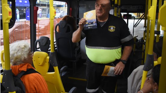 Campanha educativa no Terminal Tude Bastos envolve 200 pessoas e destaca o papel dos pedestres na mobilidade urbana - Foto: Divulgação/ Prefeitura de Praia Grande