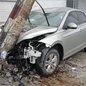 Acidentes com postes geram riscos de choques elétricos e altos custos para motoristas, destacando a importância da segurança no trânsito - Imagem: Reprodução