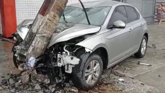 Acidentes com postes geram riscos de choques elétricos e altos custos para motoristas, destacando a importância da segurança no trânsito - Imagem: Reprodução