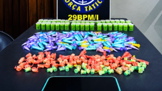 A operação revelou uma bolsa térmica com mais entorpecentes, evidenciando a atuação do tráfico na Baixada Santista - Foto: Divulgação/ 29° BPMI