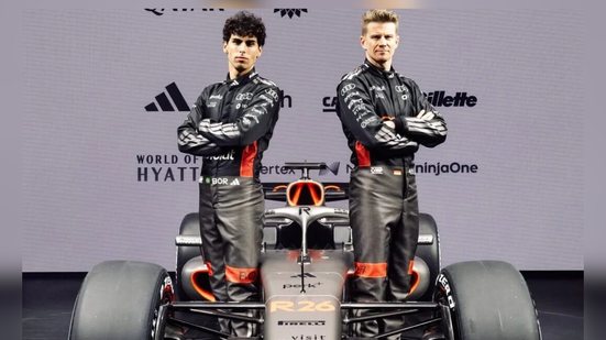 Gabriel Bortoleto e Nico Hulkenberg na divulgação do carro e macacão da Audi para a temporada de 2026 - Foto: Reprodução/ Audi