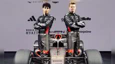Gabriel Bortoleto e Nico Hulkenberg na divulgação do carro e macacão da Audi para a temporada de 2026 - Foto: Reprodução/ Audi