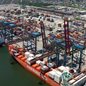 Três trabalhadores foram flagrados tentando embarcar 13 quilos de cocaína escondidos em suas barrigas no porto de Santos - Foto: Reprodução