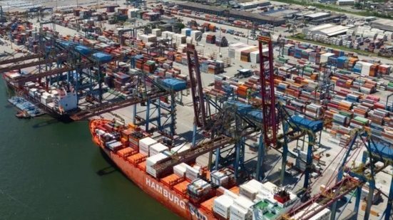 Três trabalhadores foram flagrados tentando embarcar 13 quilos de cocaína escondidos em suas barrigas no porto de Santos - Foto: Reprodução