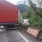 Equipes de resgate atuaram para desobstruir a pista após carreta bloquear todas as faixas de rolamento - Fonte: Portal CCM/ ARTESP