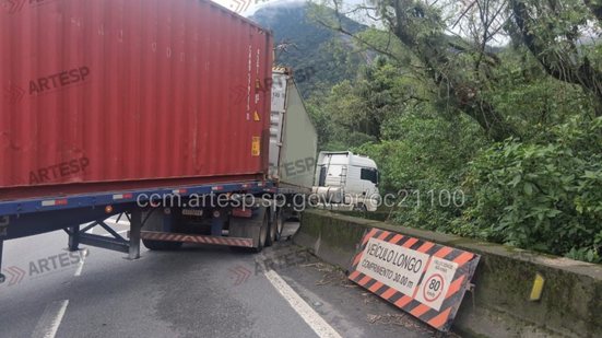 Equipes de resgate atuaram para desobstruir a pista após carreta bloquear todas as faixas de rolamento - Fonte: Portal CCM/ ARTESP