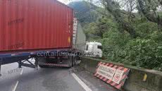 Equipes de resgate atuaram para desobstruir a pista após carreta bloquear todas as faixas de rolamento - Fonte: Portal CCM/ ARTESP