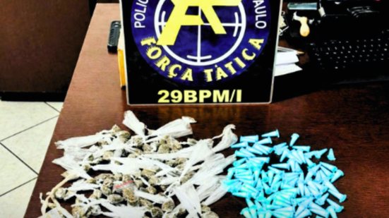 A ação da Força Tática do 29º BPM/I resultou na prisão de um suspeito e na apreensão de porções de drogas prontas para venda - Foto: Divulgação/ 29° BPMI