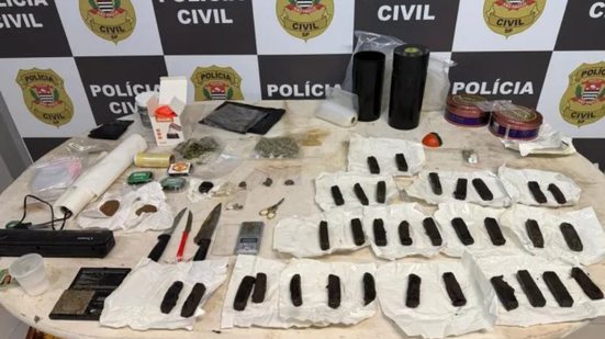 Suspeitos foram levados à delegacia e permanecem detidos, respondendo por tráfico e associação para o tráfico de drogas - Foto: Divulgação/ Polícia Militar