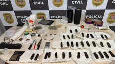Suspeitos foram levados à delegacia e permanecem detidos, respondendo por tráfico e associação para o tráfico de drogas - Foto: Divulgação/ Polícia Militar