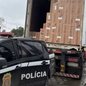 Policiais desconfiaram da carga de carne congelada e encontraram 900 caixas de cigarros no caminhão frigorífico - Foto: Divulgação/ 14° BPMI