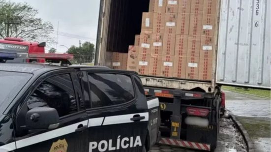 Policiais desconfiaram da carga de carne congelada e encontraram 900 caixas de cigarros no caminhão frigorífico - Foto: Divulgação/ 14° BPMI