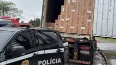 Policiais desconfiaram da carga de carne congelada e encontraram 900 caixas de cigarros no caminhão frigorífico - Foto: Divulgação/ 14° BPMI