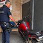 A consulta ao banco de dados confirmou que a motocicleta tinha queixa de furto, levando à sua apreensão e devolução ao proprietário - Foto: Divulgação/ Prefeitura de São Vicente