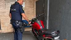 A consulta ao banco de dados confirmou que a motocicleta tinha queixa de furto, levando à sua apreensão e devolução ao proprietário - Foto: Divulgação/ Prefeitura de São Vicente