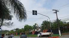 Equipamento funciona com tecnologia de botoeira inteligente, permitindo que pedestres controlem a travessia com segurança e eficiência - Foto: Divulgação/ Prefeitura de Bertioga