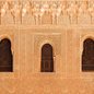 Janelas nasridas com celosías, Patio del Cuarto Dorado, Alhambra, Granada, 2014. - Foto: Jebulon/Wikimedia Commons. CC0 1.0