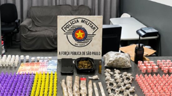 Os policiais conseguiram recuperar 335g de maconha, 258 cápsulas de cocaína e 192 porções de crack durante a operação - Foto: Reprodução/ 6º BPMI
