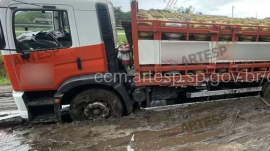 ARTESP exige adequações na sinalização após incidente com caminhão na SP-055, visando evitar novos acidentes na região - Foto: Portal CCM/ ARTESP