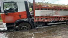 ARTESP exige adequações na sinalização após incidente com caminhão na SP-055, visando evitar novos acidentes na região - Foto: Portal CCM/ ARTESP