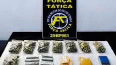 Policiais encontraram drogas embaladas e equipamentos de tráfico após morador confessar e guiar a equipe até o local - Foto: Divulgação/ 29° BPMI
