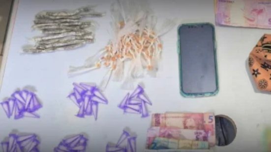 A abordagem policial revelou uma mochila recheada de drogas e um celular - Foto: Divulgação/ 29° BPMI