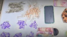 A abordagem policial revelou uma mochila recheada de drogas e um celular - Foto: Divulgação/ 29° BPMI