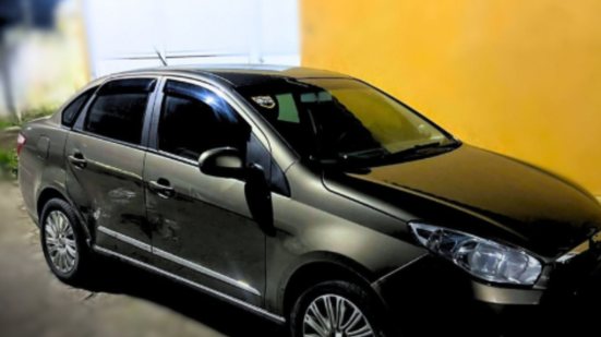 O homem usou uma faca para ameaçar o dono do automóvel. A fuga terminou no bairro Gaivotas, onde a Força Tática montou o cerco - Foto: Divulgação/ 29° BPMI