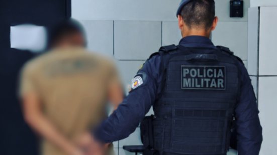 A situação inusitada ocorreu em uma área conhecida pelo tráfico, mas a prisão foi por questões familiares - Foto: Divulgação/ 29° BPMI