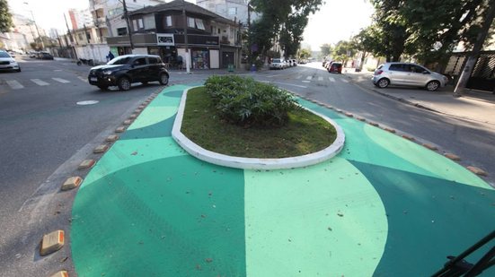 Com financiamento privado, Santos transforma asfalto em vegetação nativa, promovendo a absorção de água da chuva e reduzindo alagamentos - Foto: Divulgação/ Prefeitura de Santos