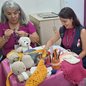 Aposentadas se reúnem para compartilhar experiências e fortalecer laços de amizade em um ambiente seguro e acolhedor - Foto: Divulgação/ Prefeitura de Santos
