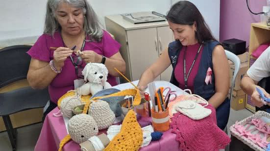 Aposentadas se reúnem para compartilhar experiências e fortalecer laços de amizade em um ambiente seguro e acolhedor - Foto: Divulgação/ Prefeitura de Santos