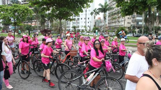 Neste domingo, a Ponta da Praia se transforma em um mar rosa para a 15ª edição da Caminhada Outubro Rosa, promovendo a conscientização sobre o câncer de mama - Foto: Divulgação/ Prefeitura de Santos