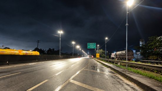 Inovação na rodovia garante maior durabilidade e menor consumo energético, beneficiando a logística da Baixada Santista - Foto: Divulgação/ Ecovias