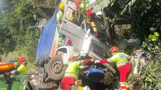 Faixa da Rodovia Anchieta é interditada para resgate após acidente com caminhão sem freios - Foto: PMRV
