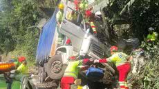 Faixa da Rodovia Anchieta é interditada para resgate após acidente com caminhão sem freios - Foto: PMRV